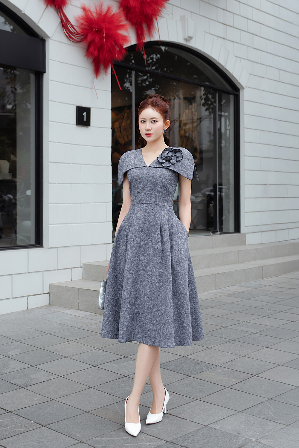 Đầm tiệc xám xòe tay choàng đính hoa