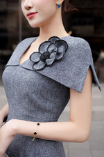 Đầm tiệc xám xòe tay choàng đính hoa