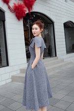 Đầm tiệc xám xòe tay choàng đính hoa