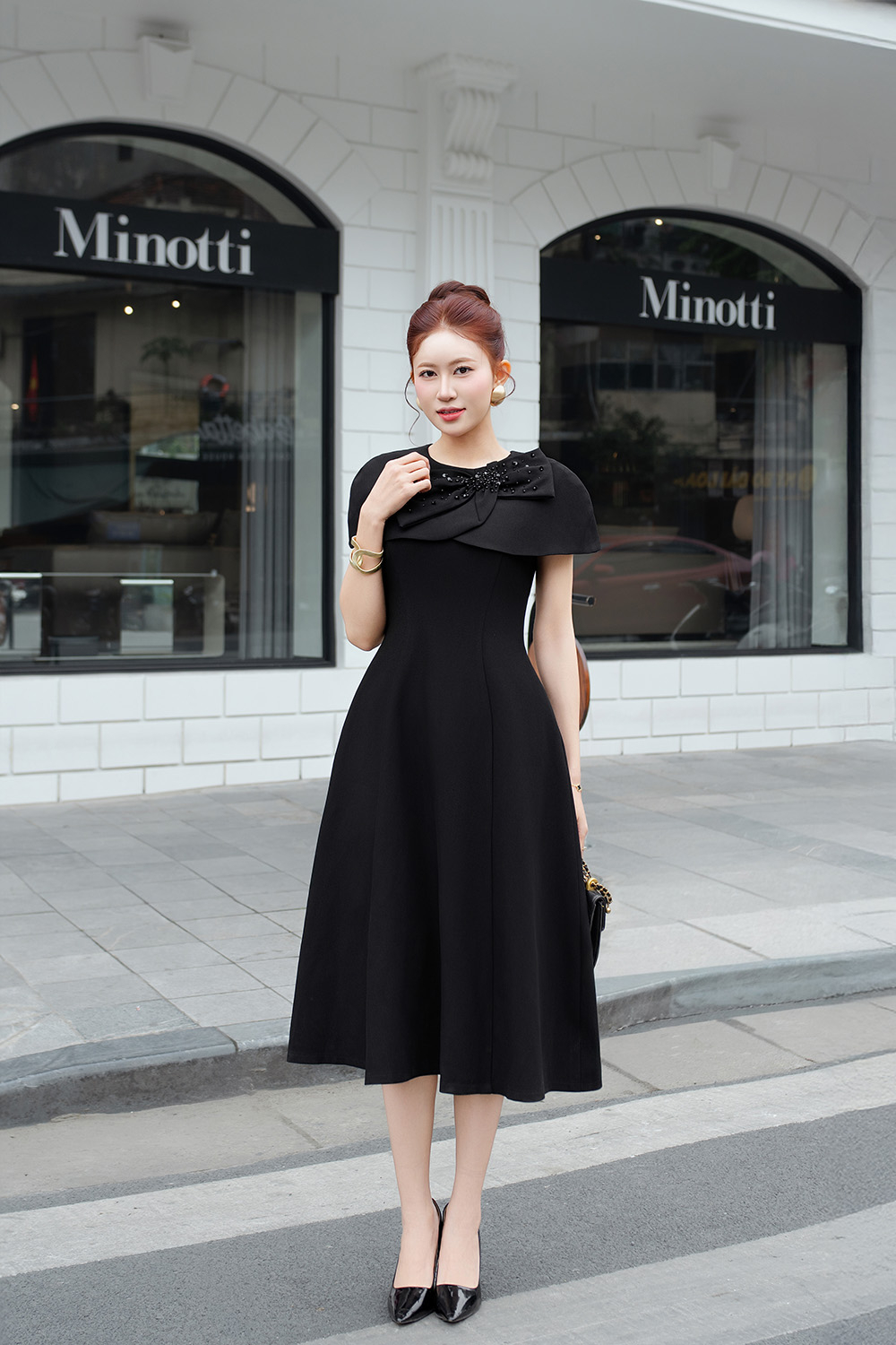 Đầm xòe đen tay choàng phối nơ