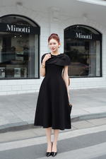 Đầm xòe đen tay choàng phối nơ