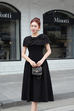 Đầm xòe đen tay choàng phối nơ