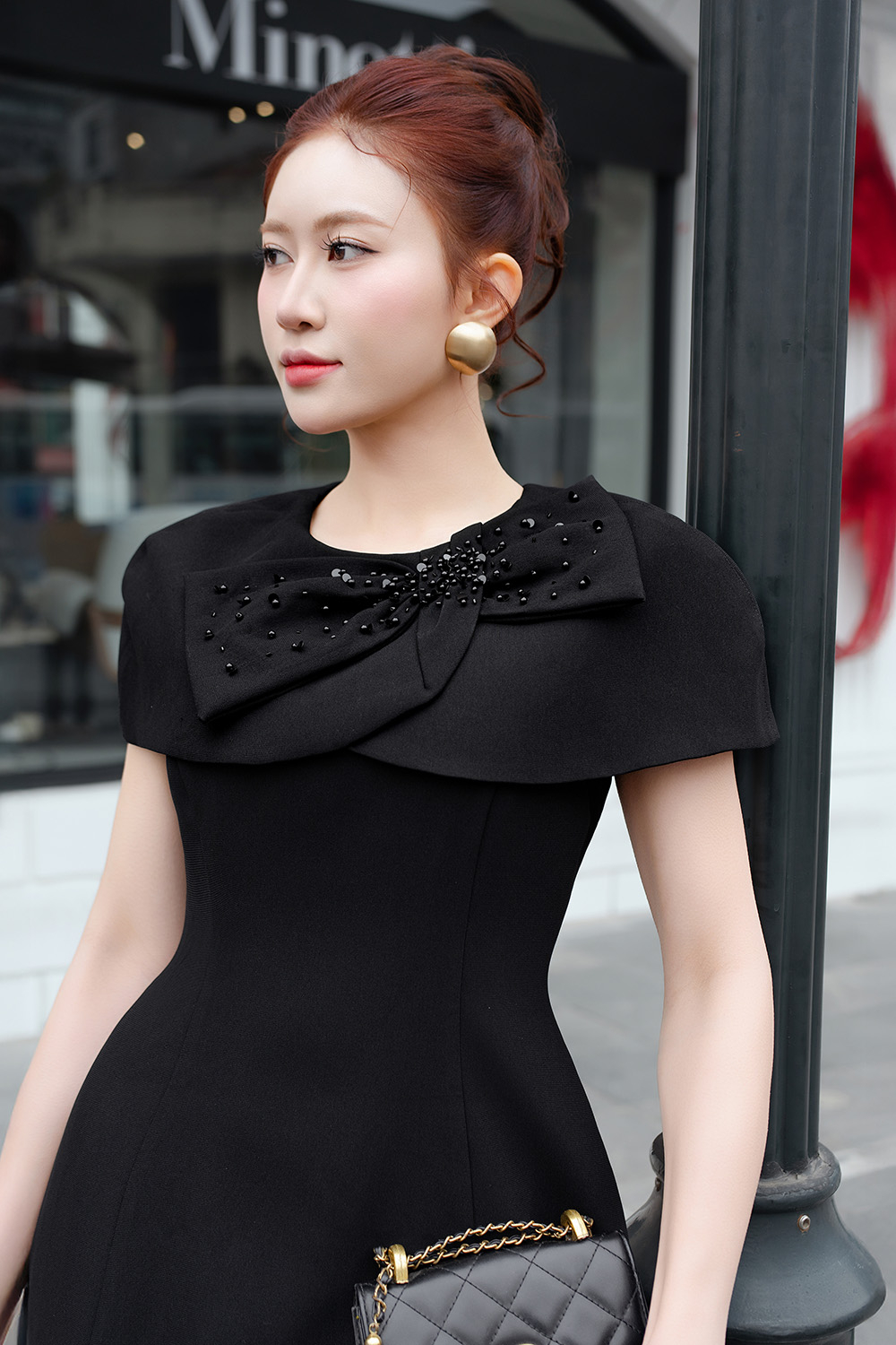 Đầm xòe đen tay choàng phối nơ