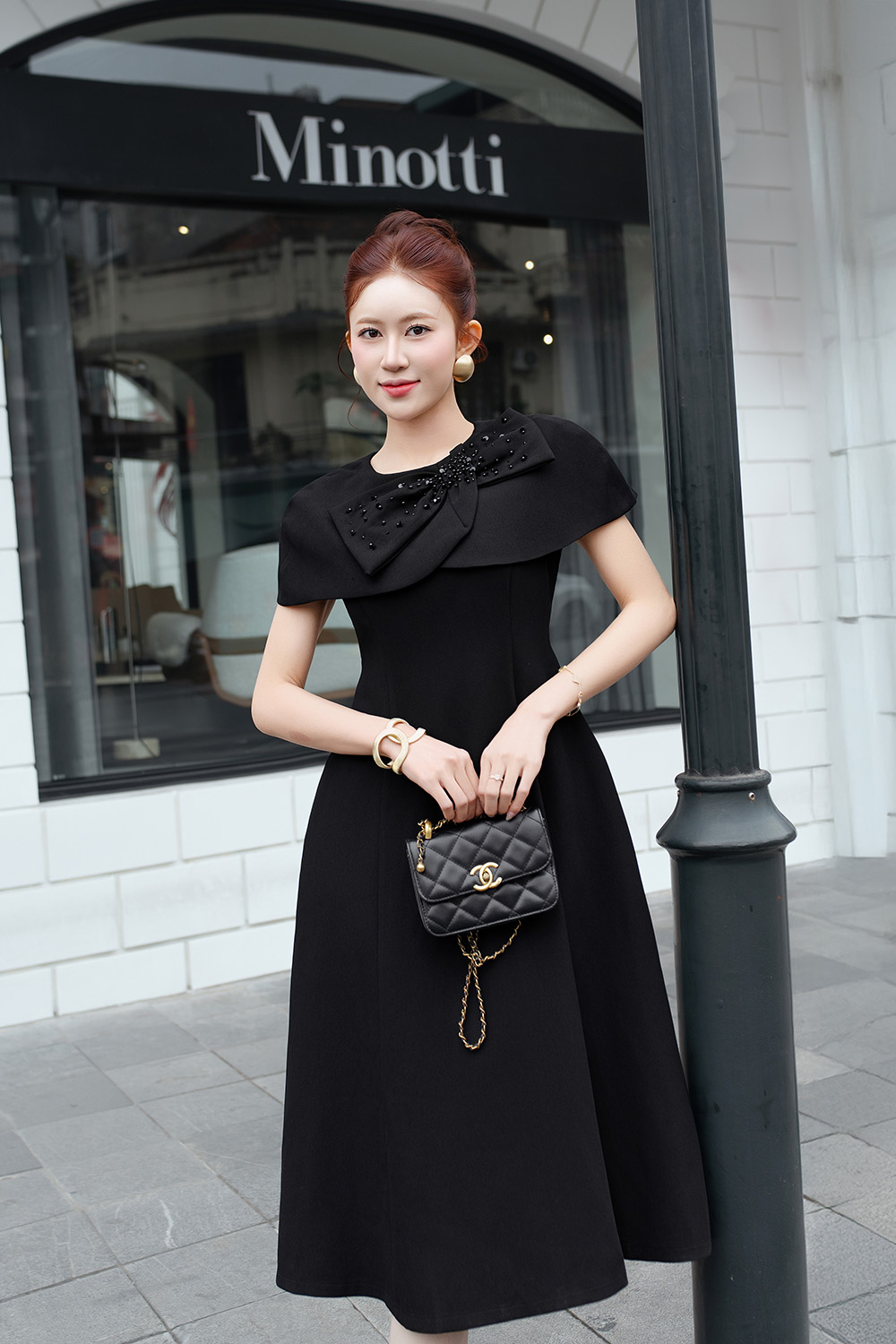 Đầm xòe đen tay choàng phối nơ