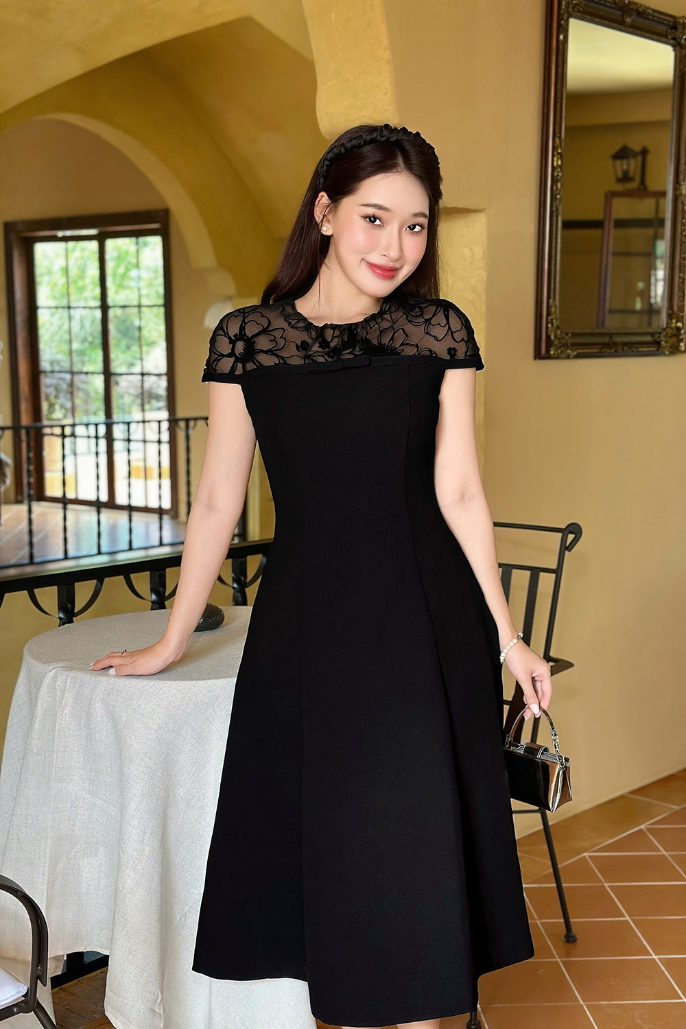 Đầm đen dự tiệc dáng xòe phối lưới