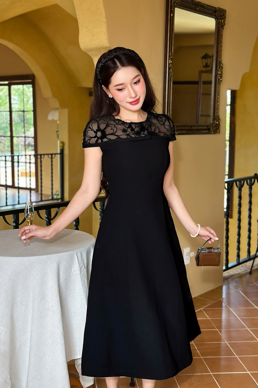 Đầm đen dự tiệc dáng xòe phối lưới