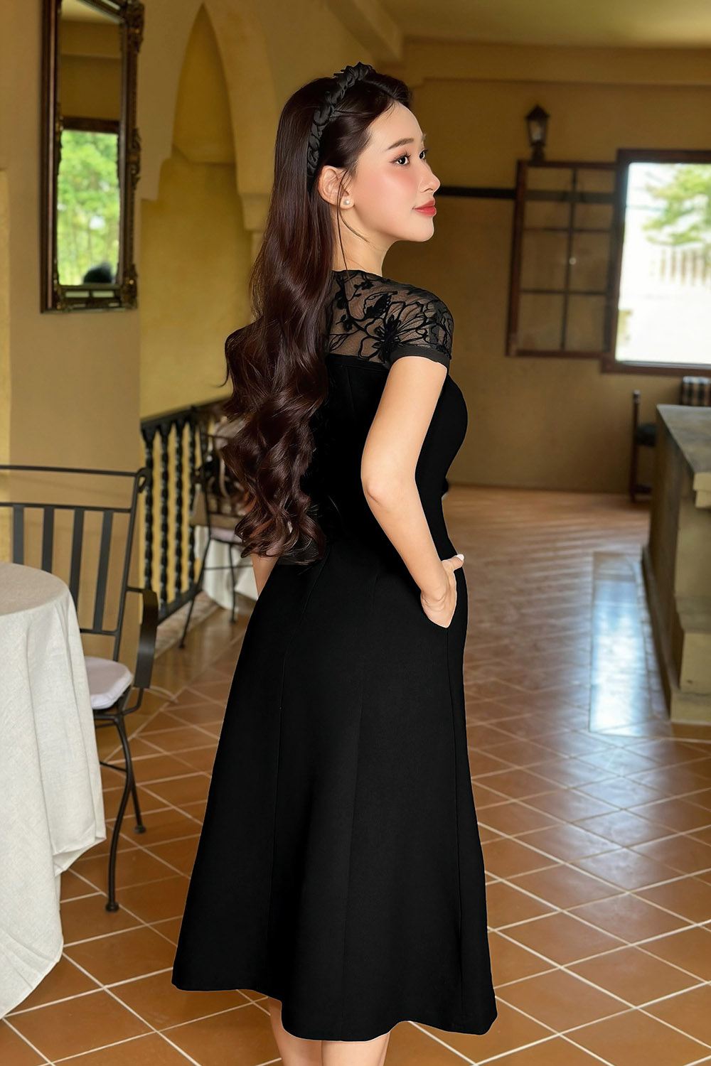 Đầm đen dự tiệc dáng xòe phối lưới