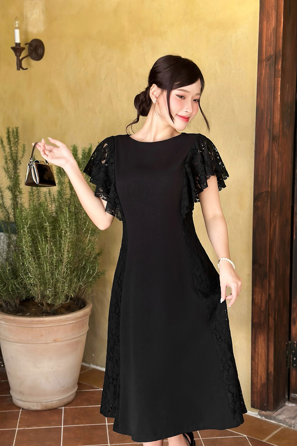 Đầm đen dự tiệc phối ren dáng xòe