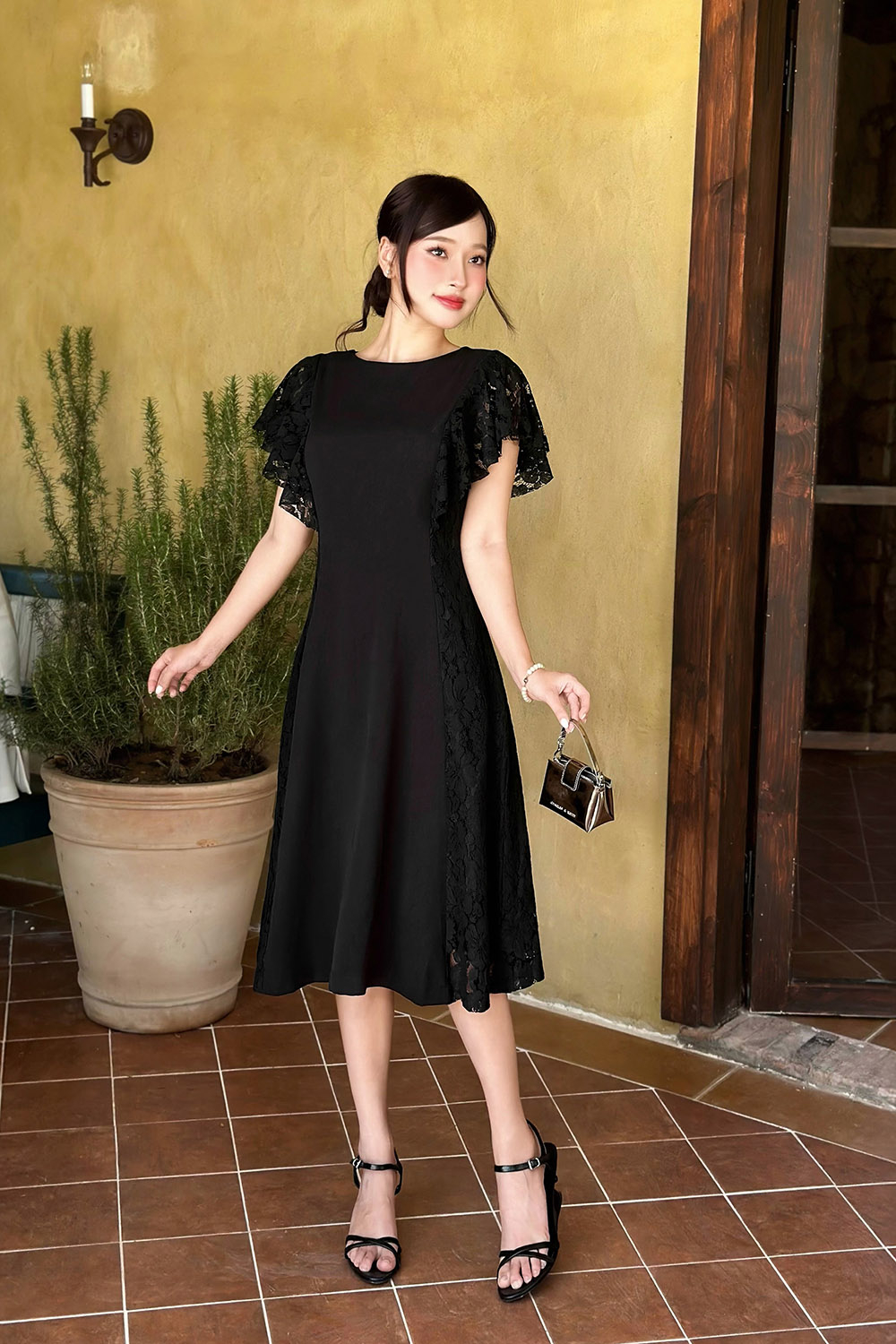 Đầm đen dự tiệc phối ren dáng xòe