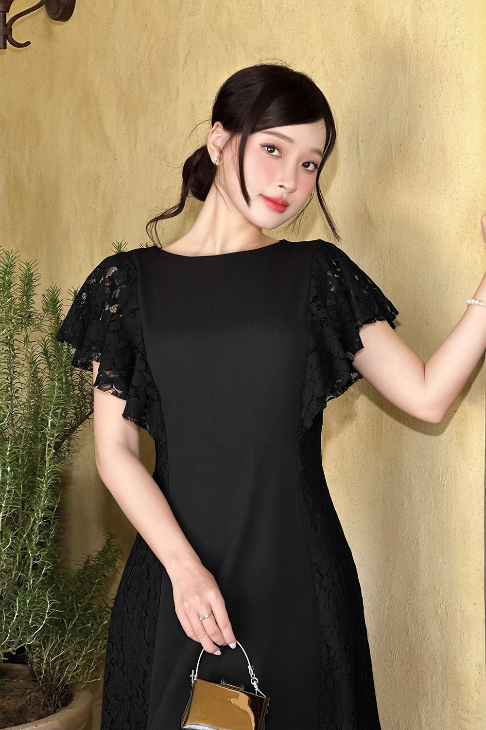 Đầm đen dự tiệc phối ren dáng xòe