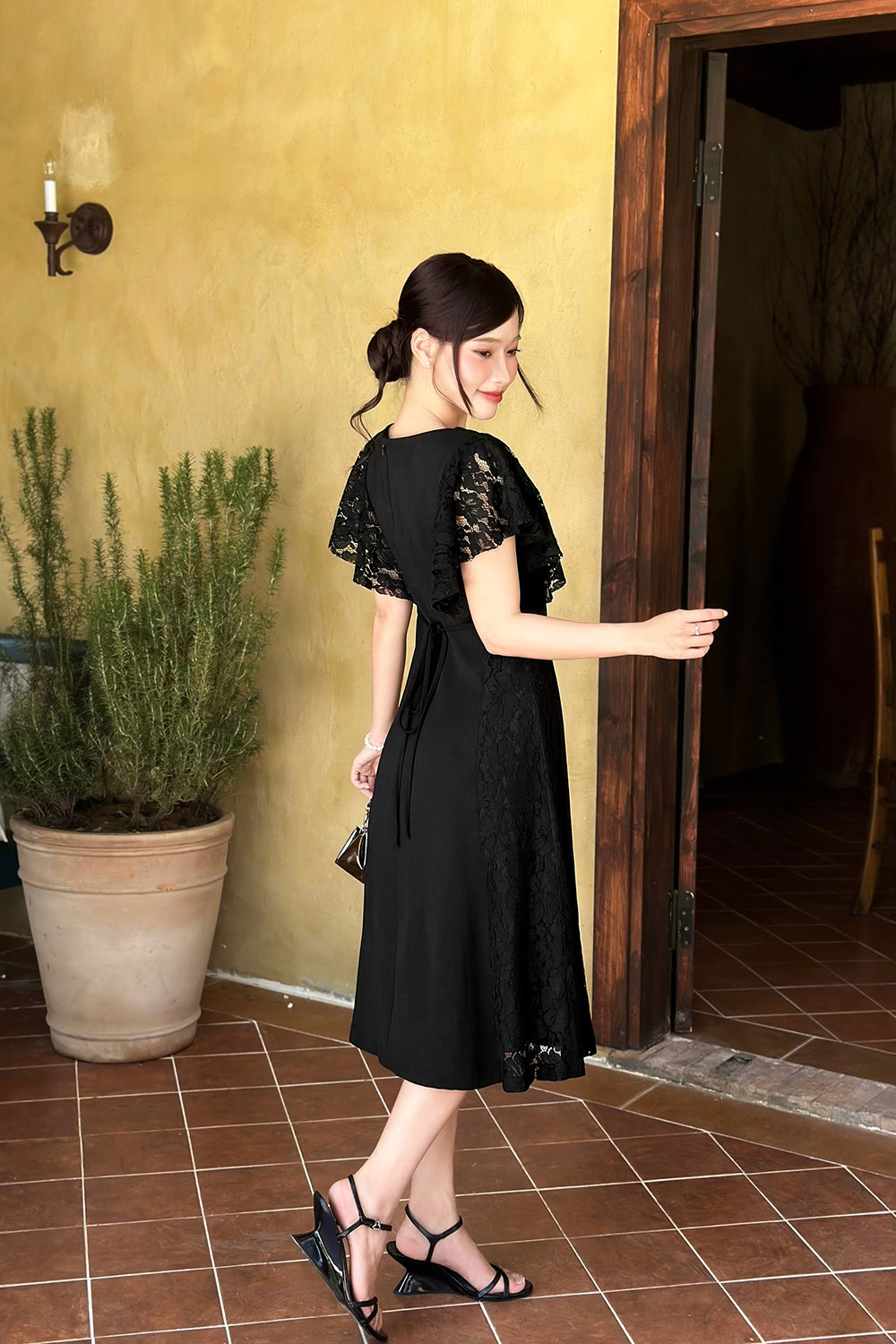 Đầm đen dự tiệc phối ren dáng xòe