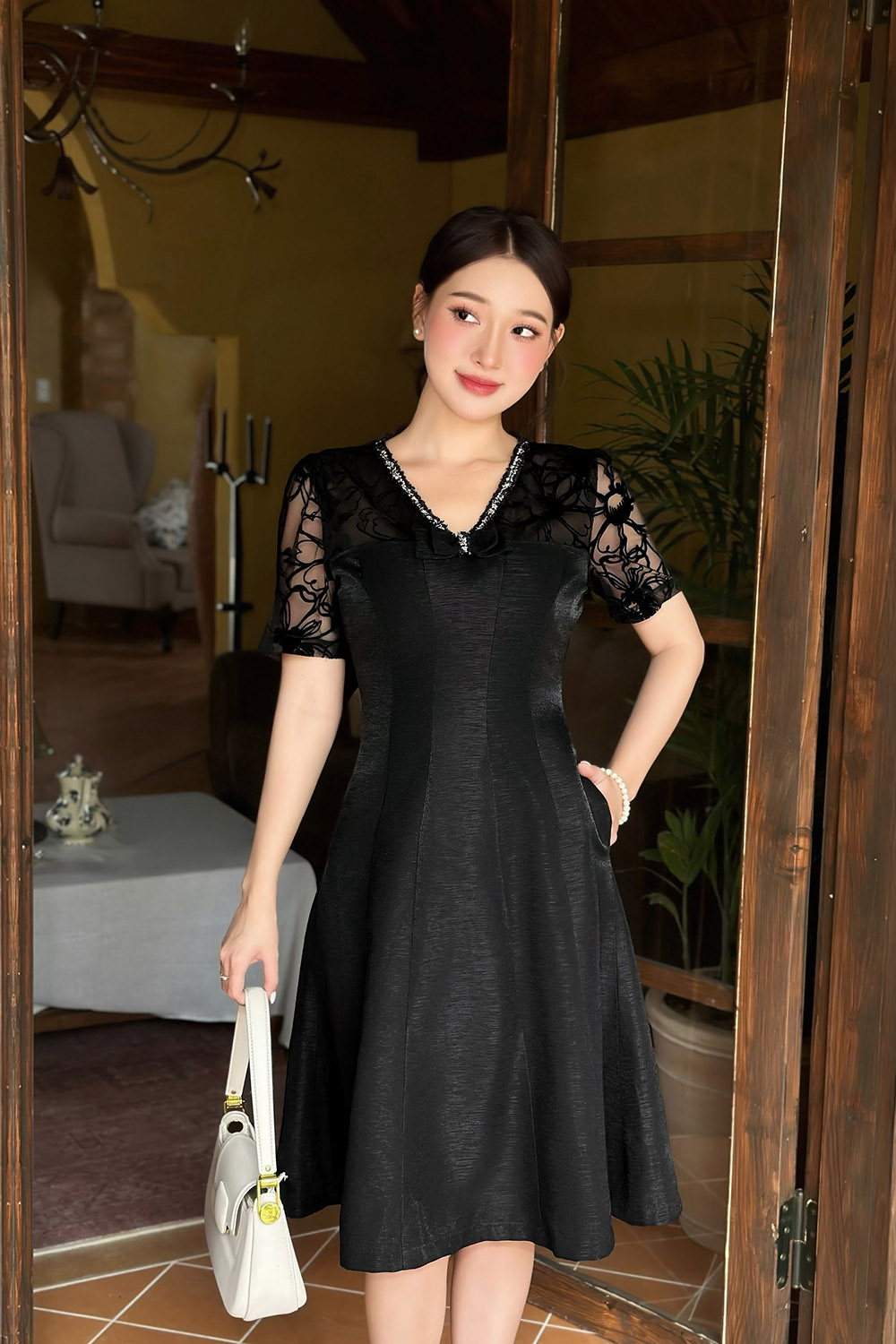 Đầm đen phối ren dáng xòe cổ V