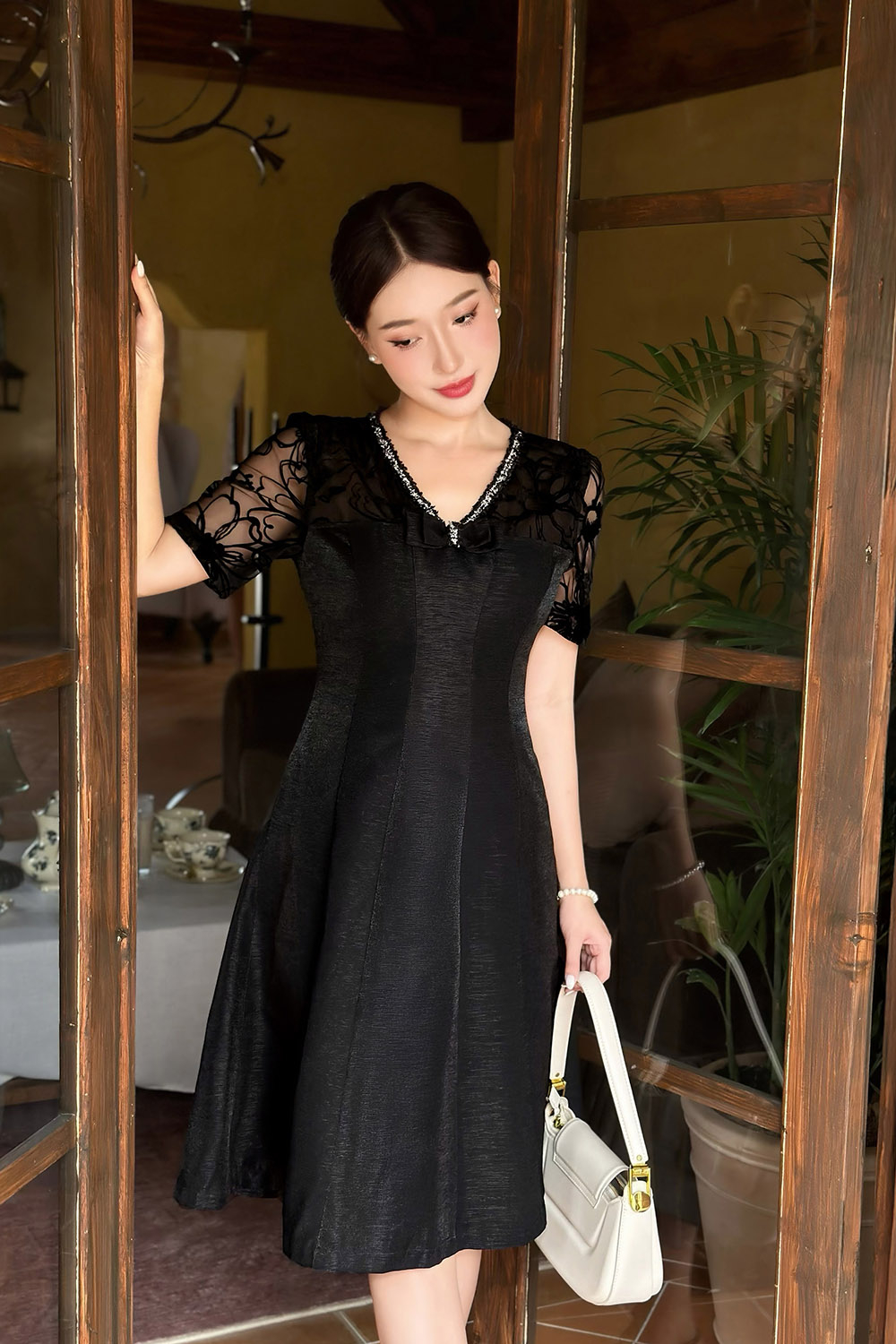 Đầm đen phối ren dáng xòe cổ V