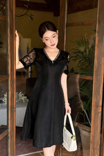Đầm đen phối ren dáng xòe cổ V