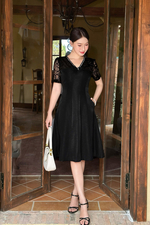 Đầm đen phối ren dáng xòe cổ V