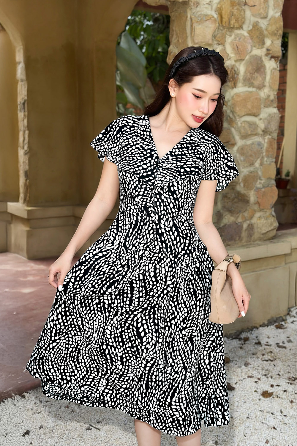 Đầm họa tiết trắng đen cổ V dáng xòe