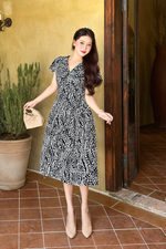 Đầm họa tiết trắng đen cổ V dáng xòe