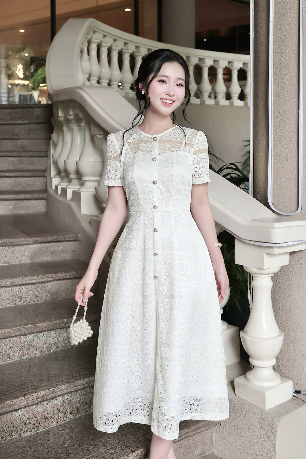 Đầm ren trắng dáng dài phối nút