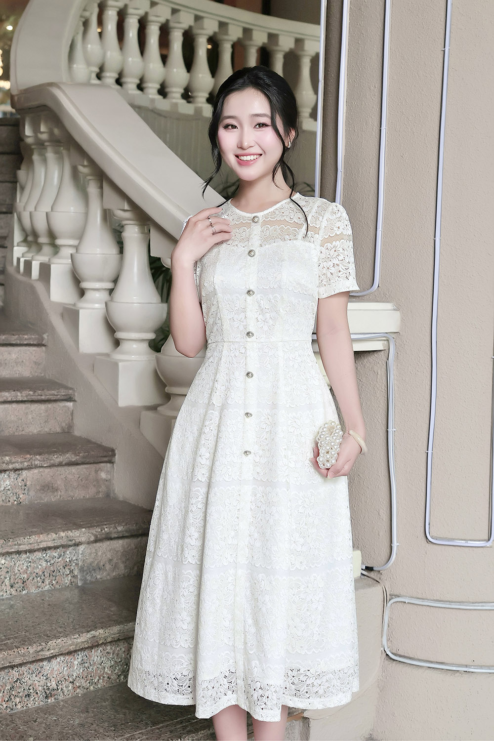 Đầm ren trắng dáng dài phối nút