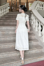 Đầm ren trắng dáng dài phối nút