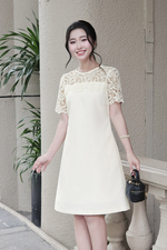 Đầm suông ngắn cổ tròn phối ren kem