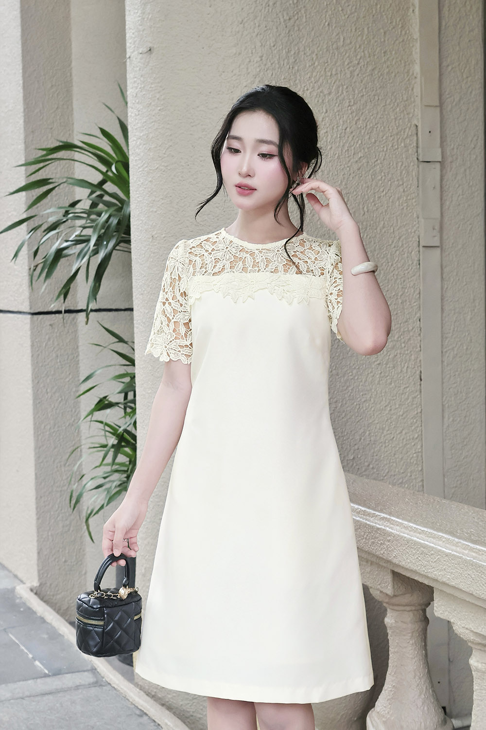 Đầm suông ngắn cổ tròn phối ren kem