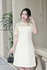Đầm suông ngắn cổ tròn phối ren kem