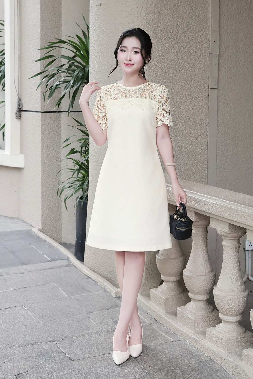 Đầm suông ngắn cổ tròn phối ren kem