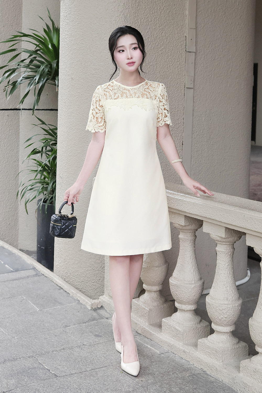 Đầm suông ngắn cổ tròn phối ren kem