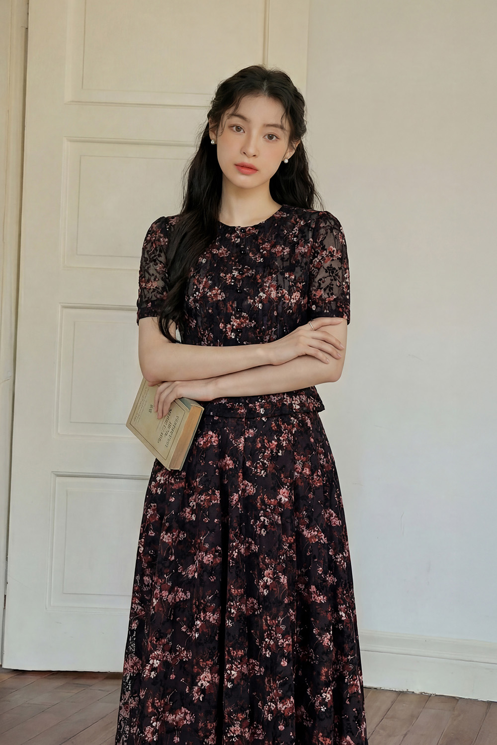 Áo kiểu nữ cổ tròn màu đen họa tiết hoa