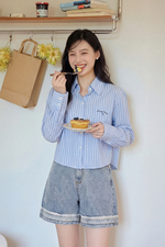 Áo sơ mi nữ xanh kẻ sọc trắng dáng ngắn