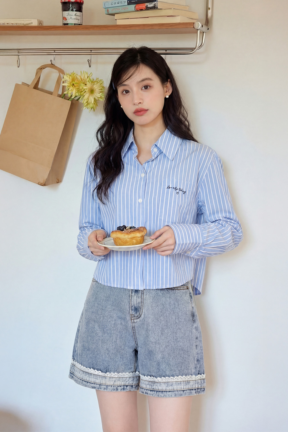 Áo sơ mi nữ xanh kẻ sọc trắng dáng ngắn
