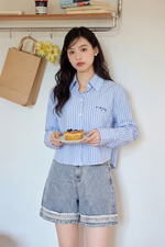 Áo sơ mi nữ xanh kẻ sọc trắng dáng ngắn