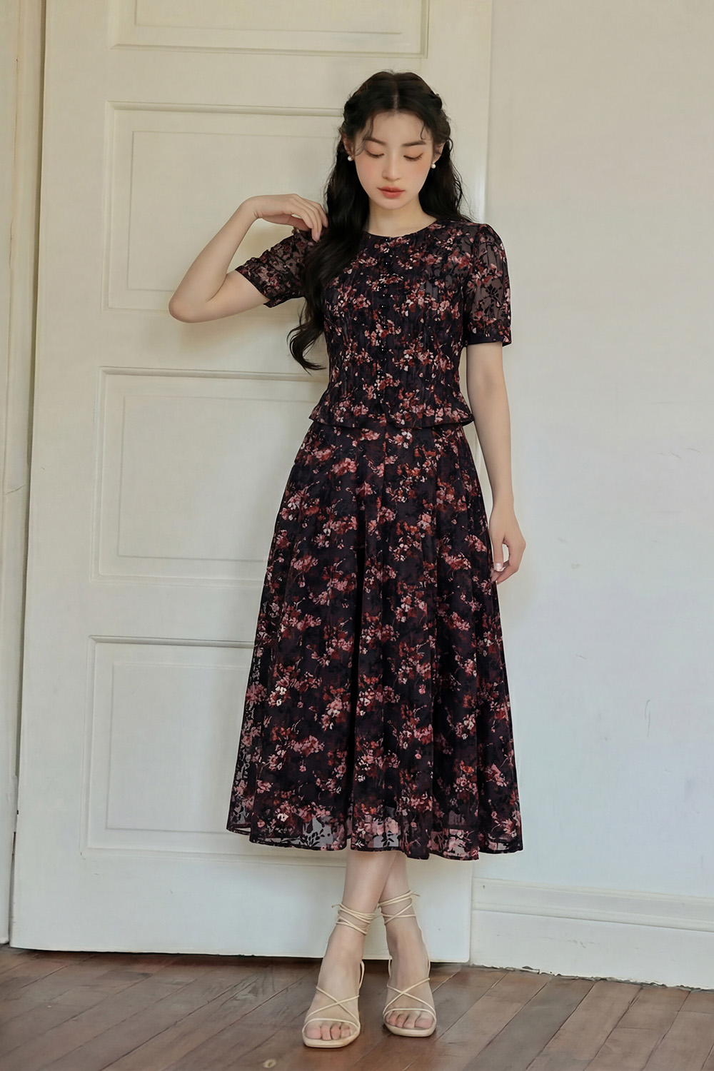 Chân váy xòe dài nền đen họa tiết hoa