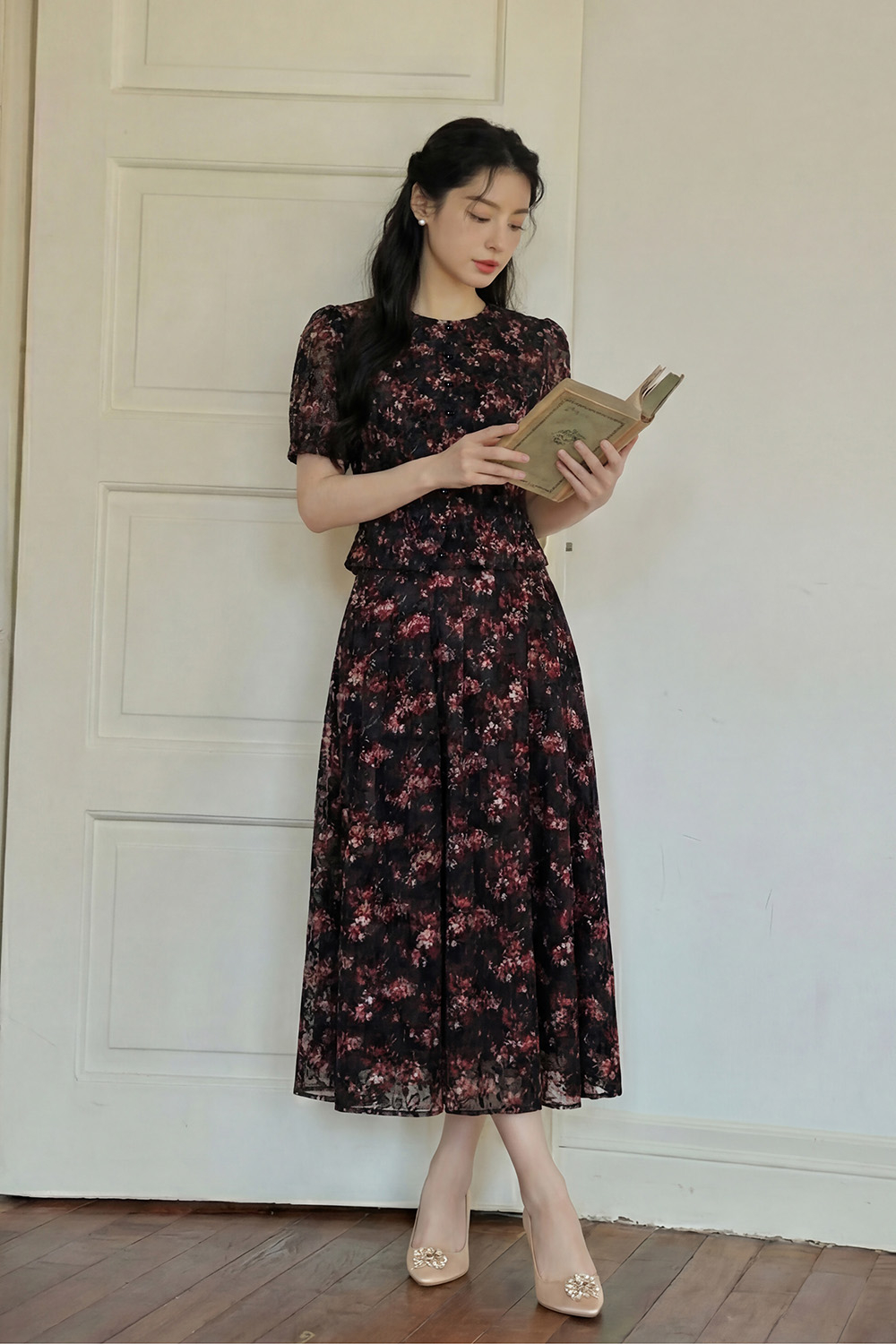 Chân váy xòe dài nền đen họa tiết hoa