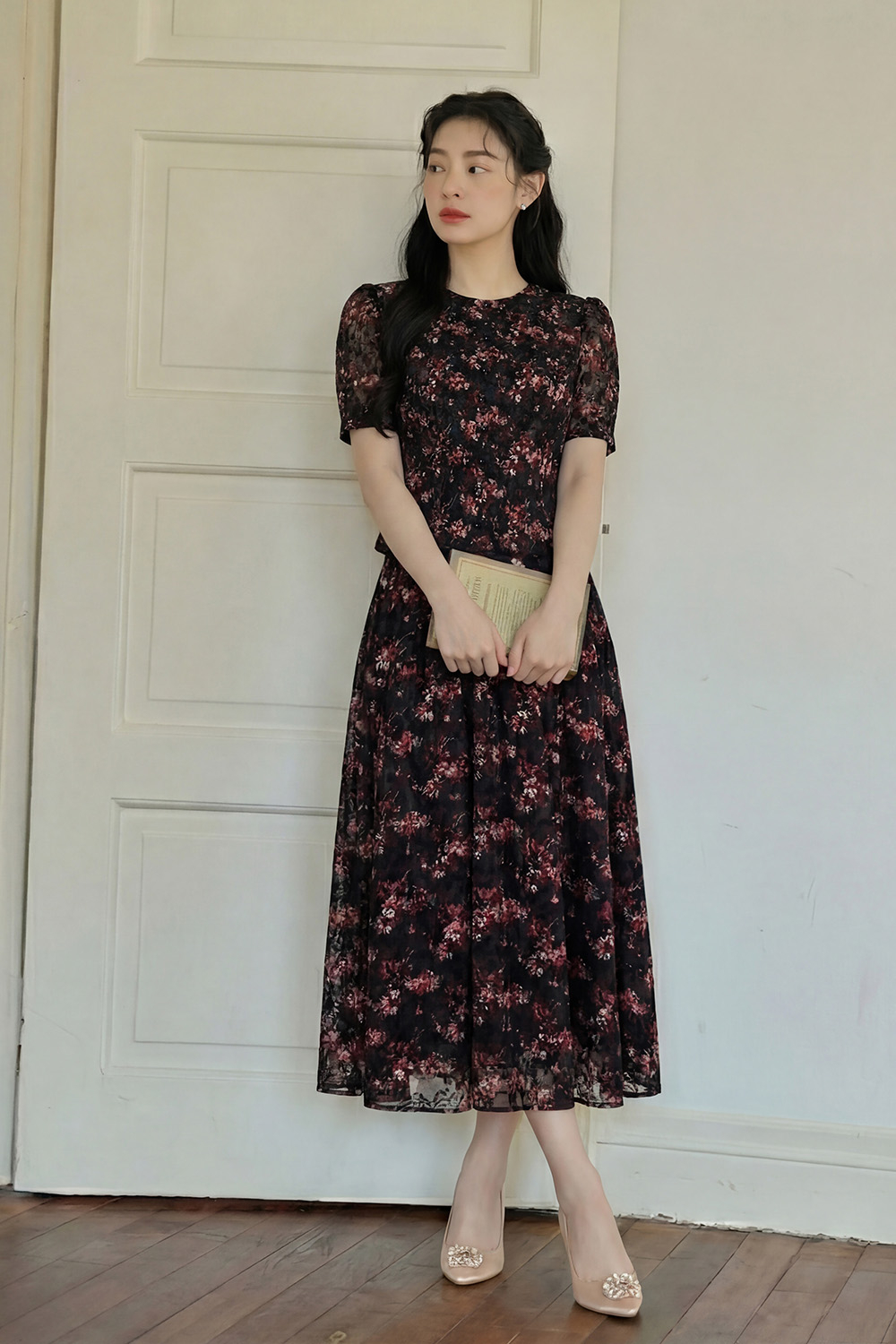 Chân váy xòe dài nền đen họa tiết hoa