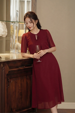 Đầm đỏ chiffon dáng xòe phối áo khoác