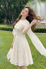 Đầm dự tiệc ren kem phối choàng đính hoa