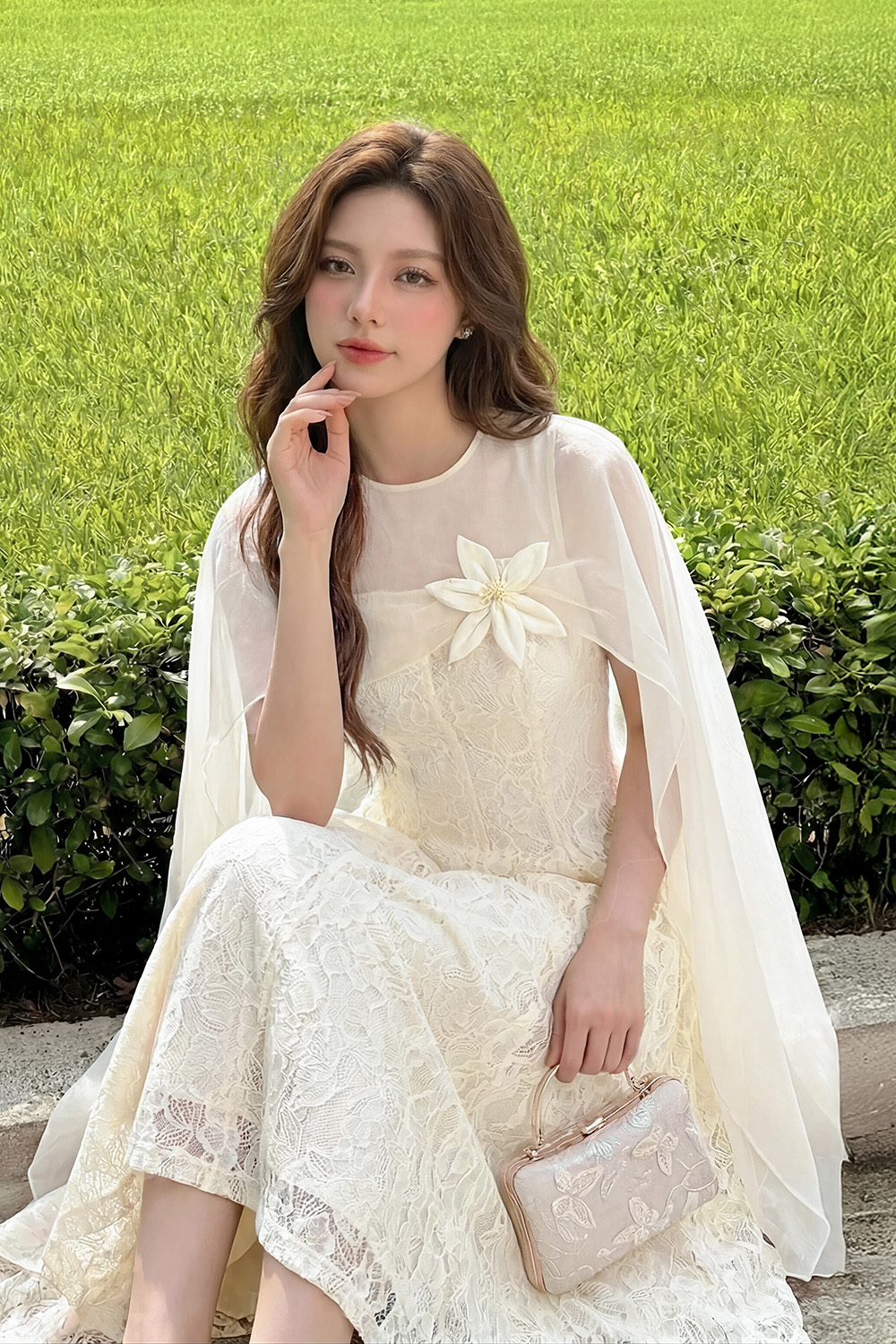 Đầm dự tiệc ren kem phối choàng đính hoa