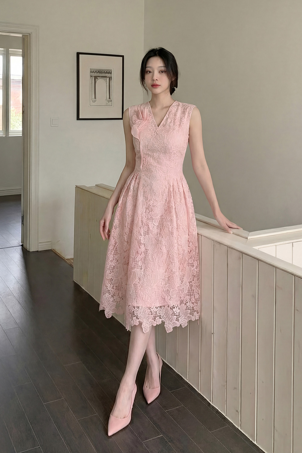 Đầm ren hồng dự tiệc sát nách cổ V