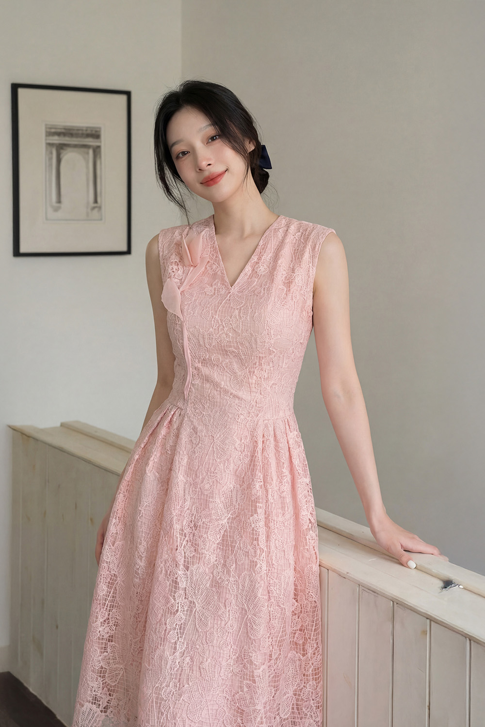 Đầm ren hồng dự tiệc sát nách cổ V