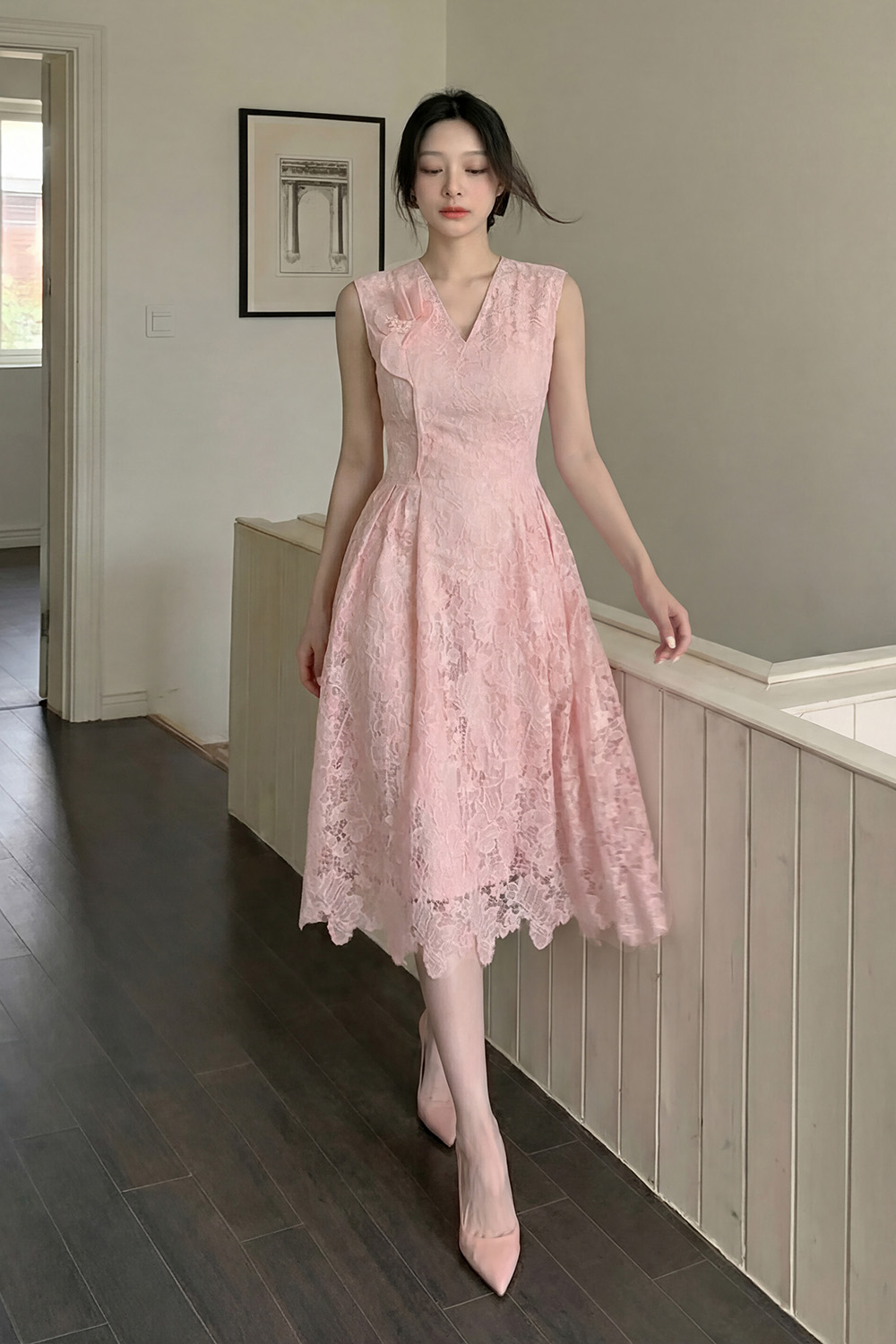 Đầm ren hồng dự tiệc sát nách cổ V