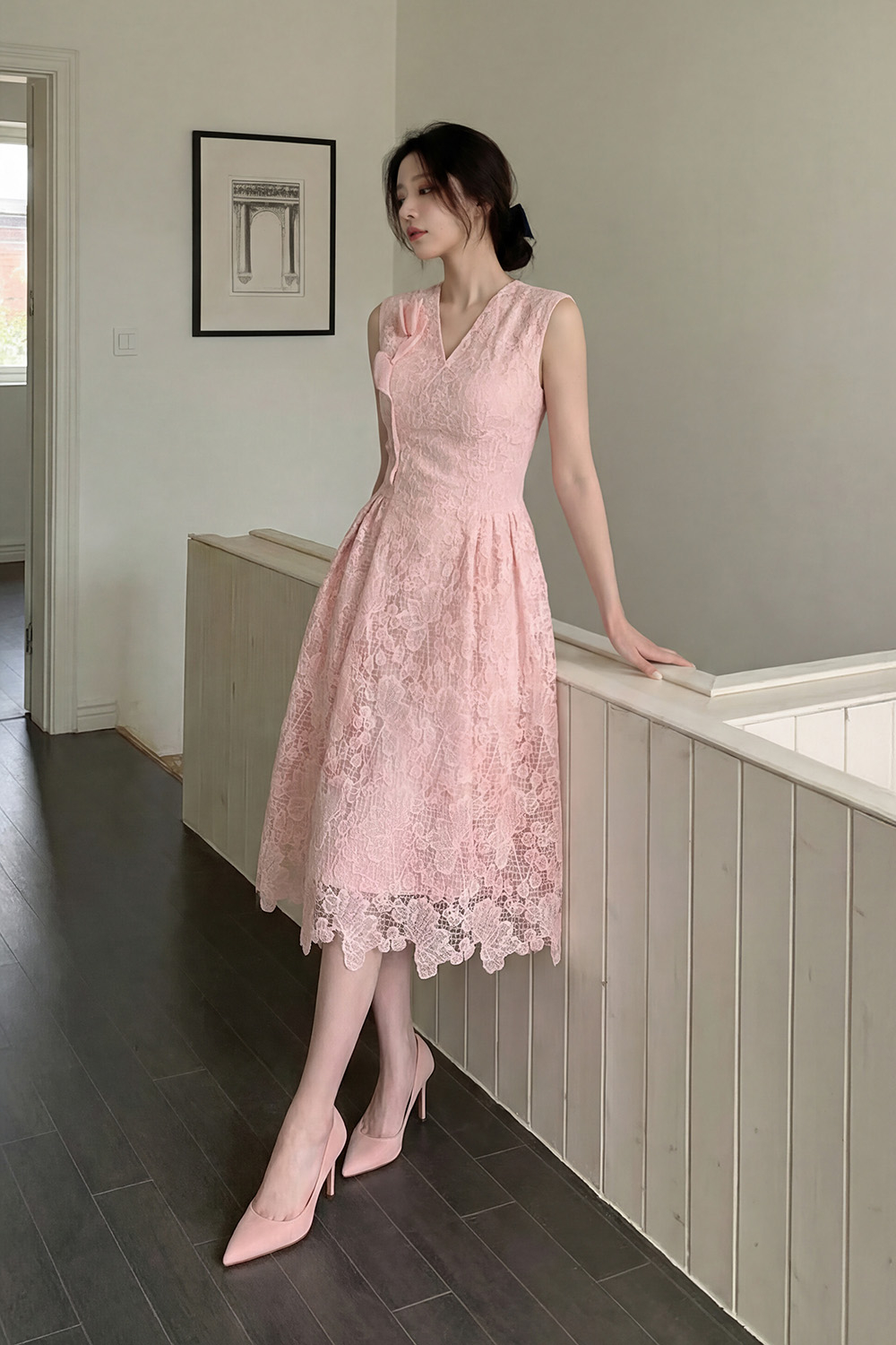 Đầm ren hồng dự tiệc sát nách cổ V