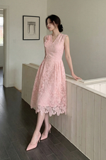 Đầm ren hồng dự tiệc sát nách cổ V