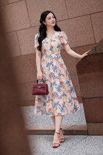 Đầm tơ họa tiết hoa cổ V tay ngắn