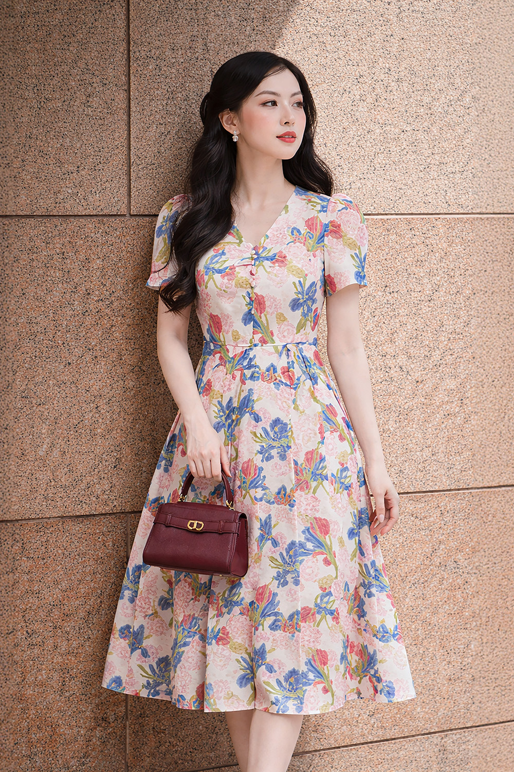 Đầm tơ họa tiết hoa cổ V tay ngắn