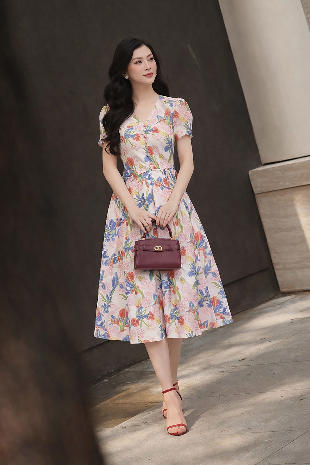 Đầm tơ họa tiết hoa cổ V tay ngắn