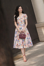 Đầm tơ họa tiết hoa cổ V tay ngắn