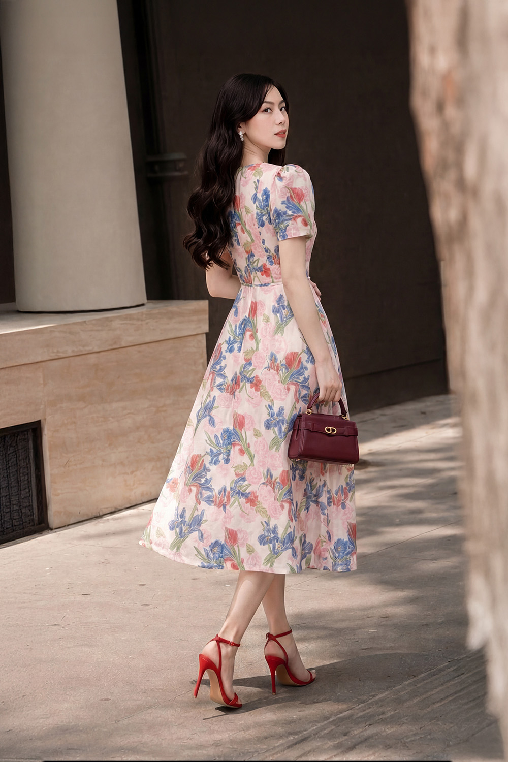 Đầm tơ họa tiết hoa cổ V tay ngắn