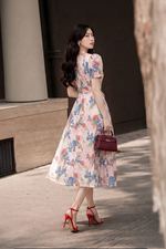 Đầm tơ họa tiết hoa cổ V tay ngắn